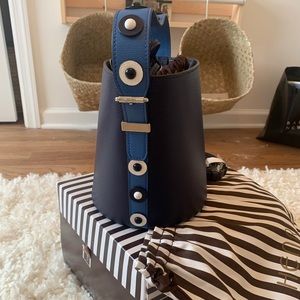 henri bendel Bags - Henri Bendel Bucket Bag henri bendel Bags - Henri Bendel Bucket Bag